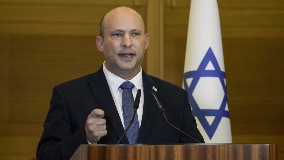 Immagine di Naftali Bennett incontra curiosi ed elettori e promette: curerò Israele