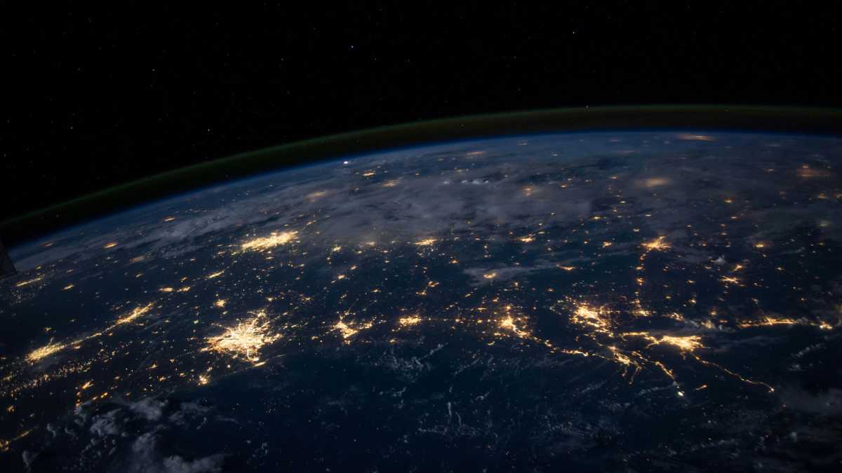 Immagine di Quattro astronauti e due cosmonauti: la terra vista da lassù, senza confini