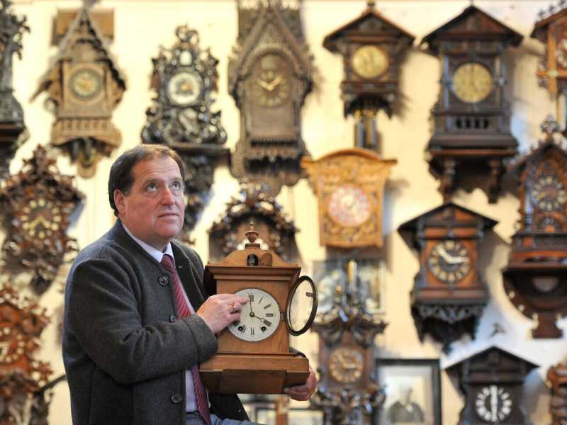 Museo di orologi a cuc&ugrave; di Tabley, Knutsford, Regno Unito: l'orologiaio Roman Piekarski li prepara al cambio dell'ora (foto GettyImages) &nbsp;<br />