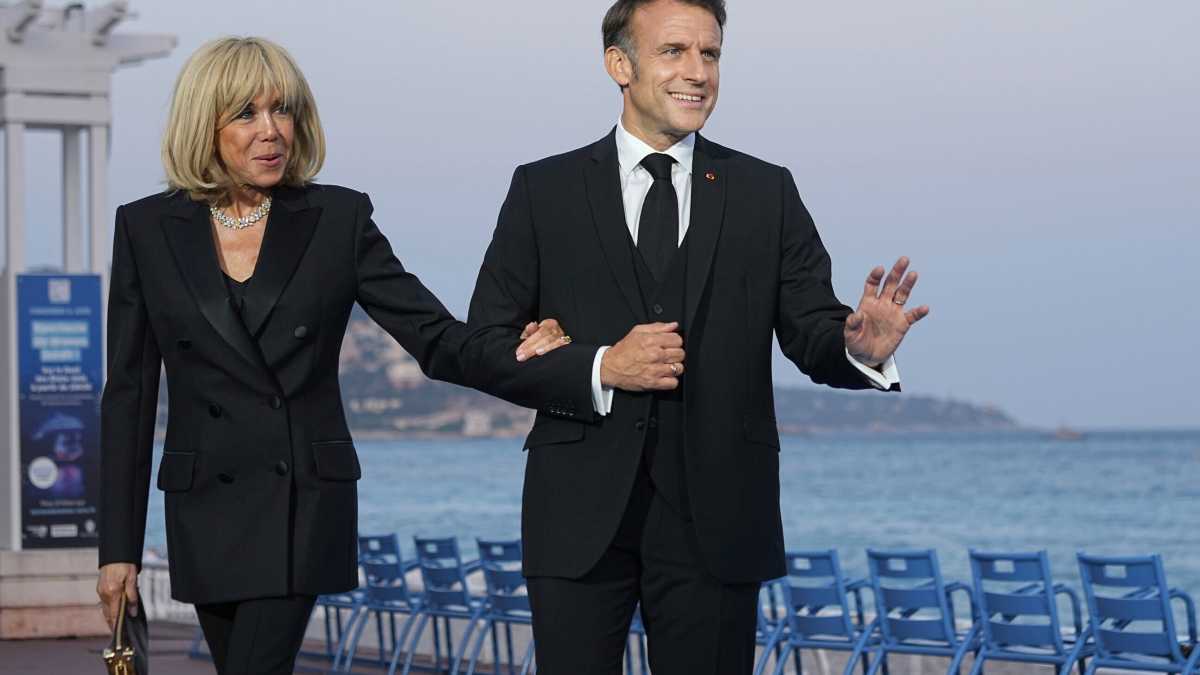 Immagine di Brigitte Macron porta in tribunale i creatori della fake news sulla sua identità di genere
