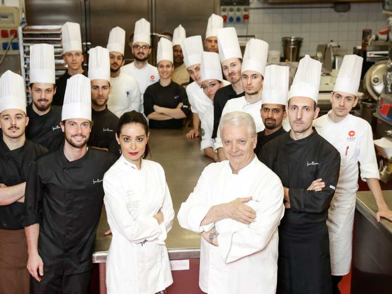 Debora Massari, nuova assessora al Turismo della Lombardia, col padre Iginio nella pasticceria di famiglia a Brescia nel 2019 (foto Getty) <br />