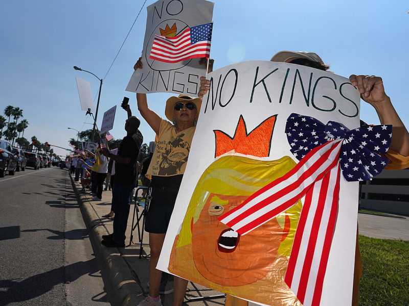 Un cartello dalle recenti manifestazioni &ldquo;No Kings&rdquo; negli Stati Uniti (foto Ap, via LaPresse)&nbsp;<br />