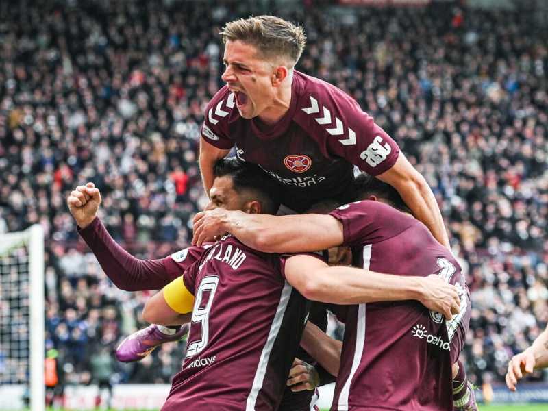 I giocatori del Hearts of Midlothian festeggiano la vittoria contro i Celtic Glasgow (foto Getty Images)&nbsp;<br />
