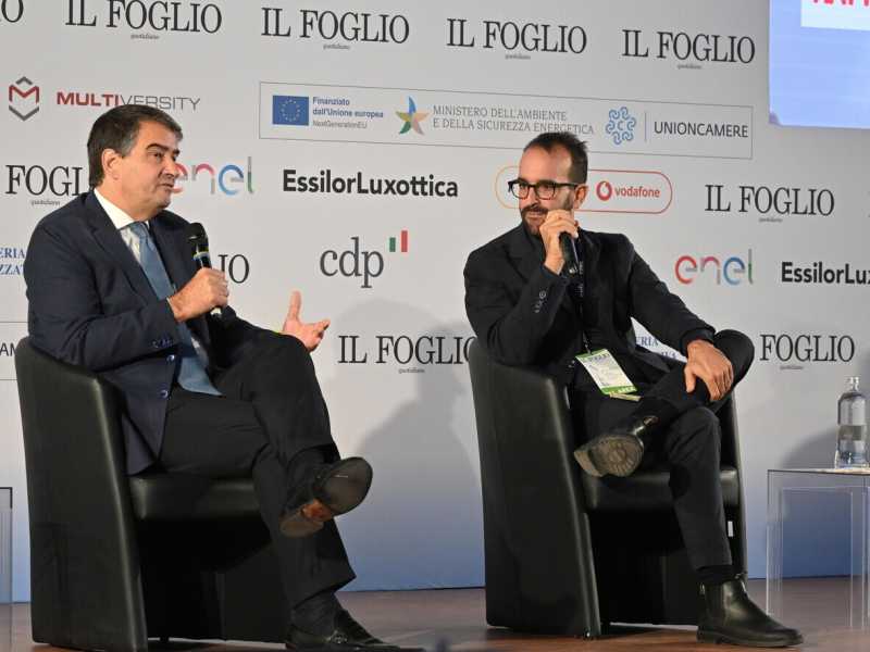 Il vicepresidente della Commissione europea Raffaele Fitto con il direttore del Foglio Claudio Cerasa alla Festa dell'Ottimismo (foto Ansa)<br />
