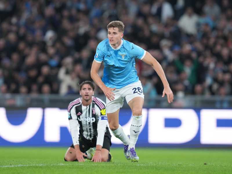 Il centrocampista della Lazio Toma Bašić (foto LaPresse)