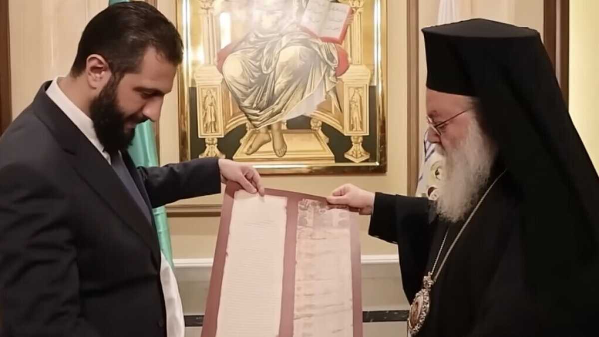 Immagine di Sharaa vede il patriarca ortodosso a Damasco. Appelli alla riconciliazione con i cristiani