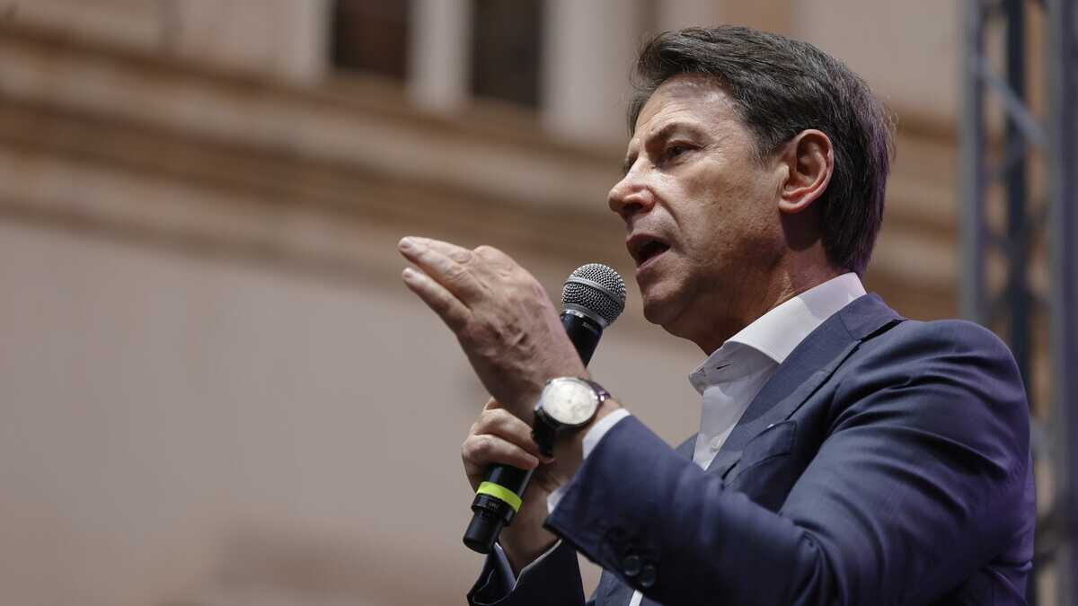Immagine di La striscia di Conte. L’ex premier in versione pro Pal a Roma e in versione democristiana a Napoli