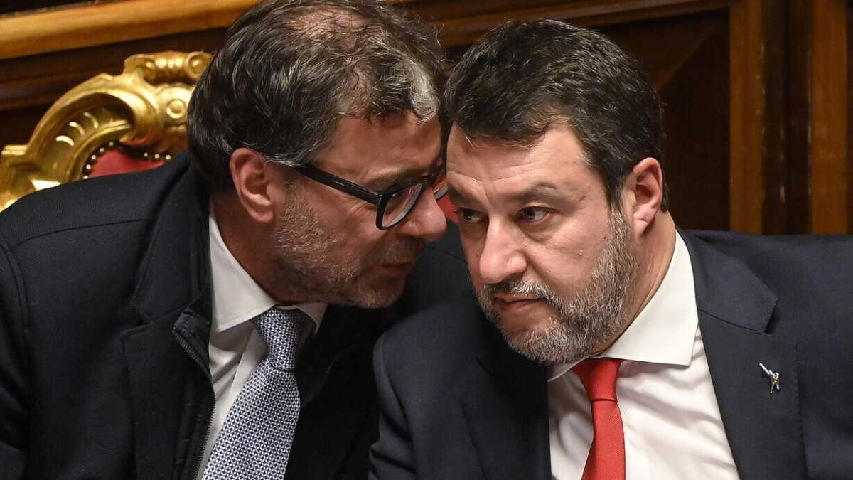 Immagine di Salvini chiede ancora aiuto a Giorgetti, "non mi massacrare". Il ministro: “Sugli affitti brevi non ero distratto”