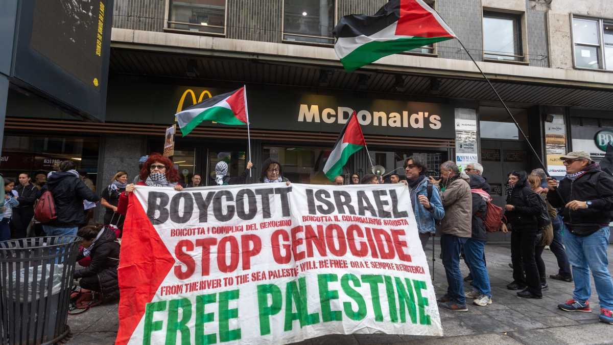 Immagine di In piazza contro l’antisemitismo che ormai si porta anche a cena