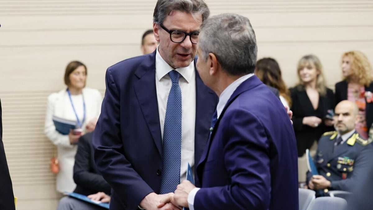 Immagine di Come le banche possono sostenere il paese. Panetta e Giorgetti: due mondi a confronto