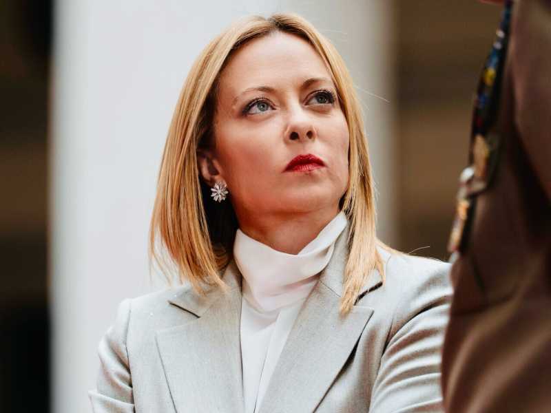 I "pizzicotti" di Meloni e Giorgetti alle banche ma è "pax" anche con Unicredit. La partita Generali per stabilizzare il "sistema"