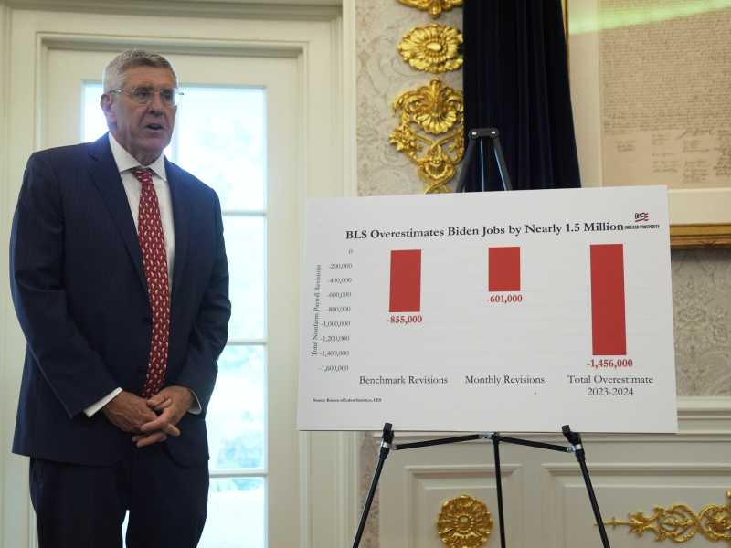 Stephen Moore, della Heritage Foundation, nello studio Ovale (LaPresse)