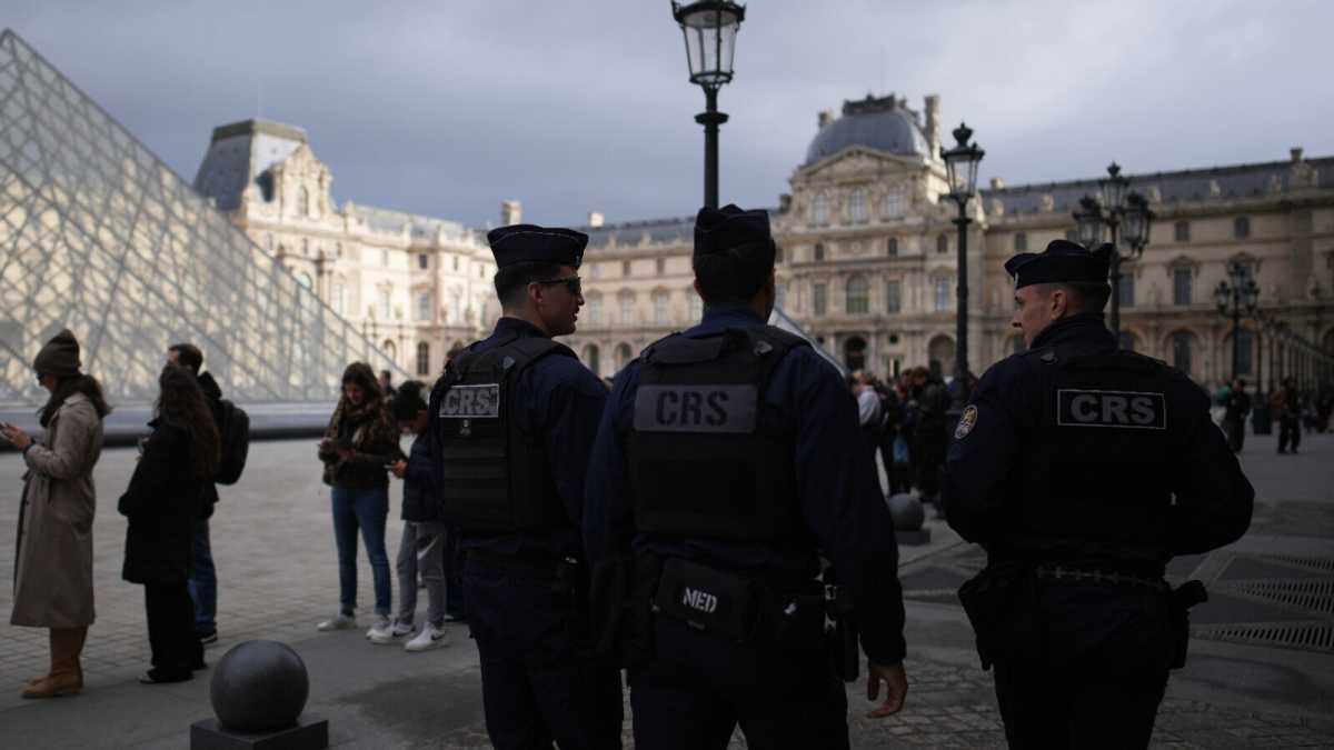 Immagine di I due sospettati per il furto al Louvre ammettono parzialmente le colpe. Ma i gioielli non si trovano