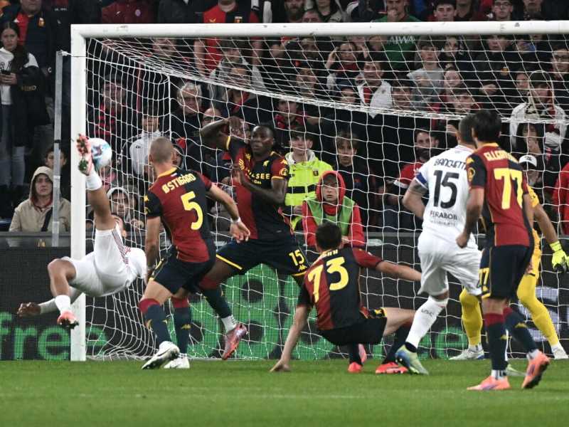 Il gol in rovesciata dell'attaccante della Cremonese Federico Bonazzoli contro il Genoa (foto Ansa)