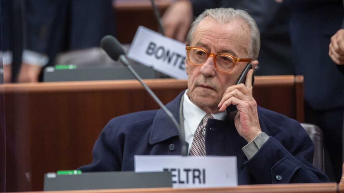 Immagine di Trascorsi 30 anni, Feltri si è dimezzato lo stipendio