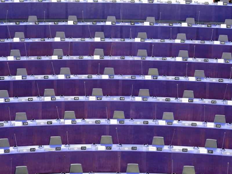 I seggi dei deputati del Parlamento europeo vuoti tra una sessione di lavoro e l'altra (Foto di Thierry Monasse/Getty Images) <br />