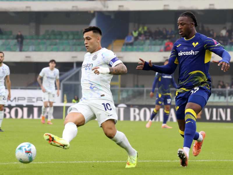 Armel Bella-Kotchap contro Lautaro Mart&iacute;nez (foto LaPresse)&nbsp;<br />