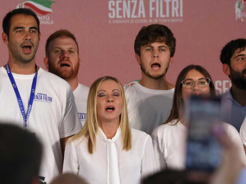 Nomi, volti e (lunghi) cv dei giovani meloniani, ex fasci, che al nero preferiscono il rosa
