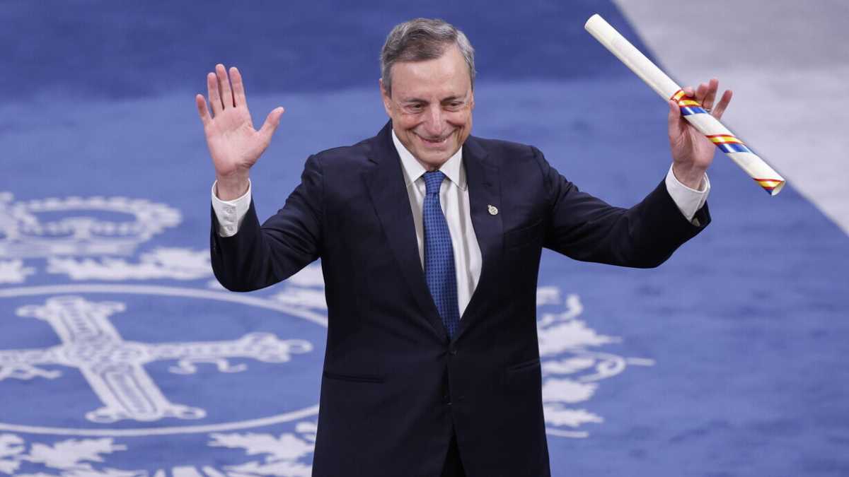 Immagine di Draghi, vita da Mario. Va al cinema a vedere il film di Verdone (e la trama sembra la storia dell'ex premier)