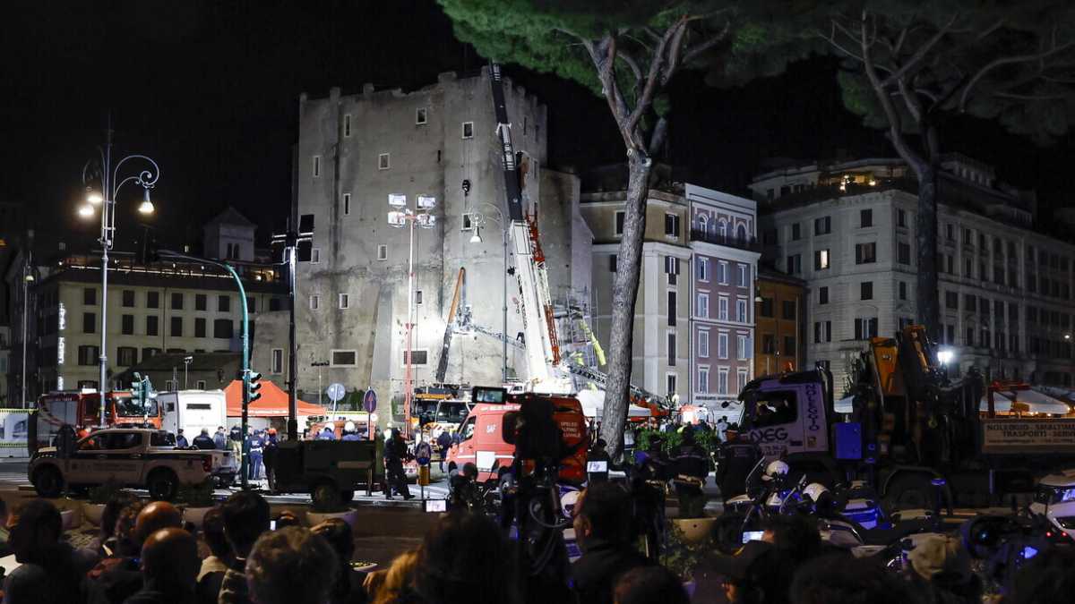 Immagine di È morto l'operaio intrappolato sotto le macerie della Torrei dei Conti
