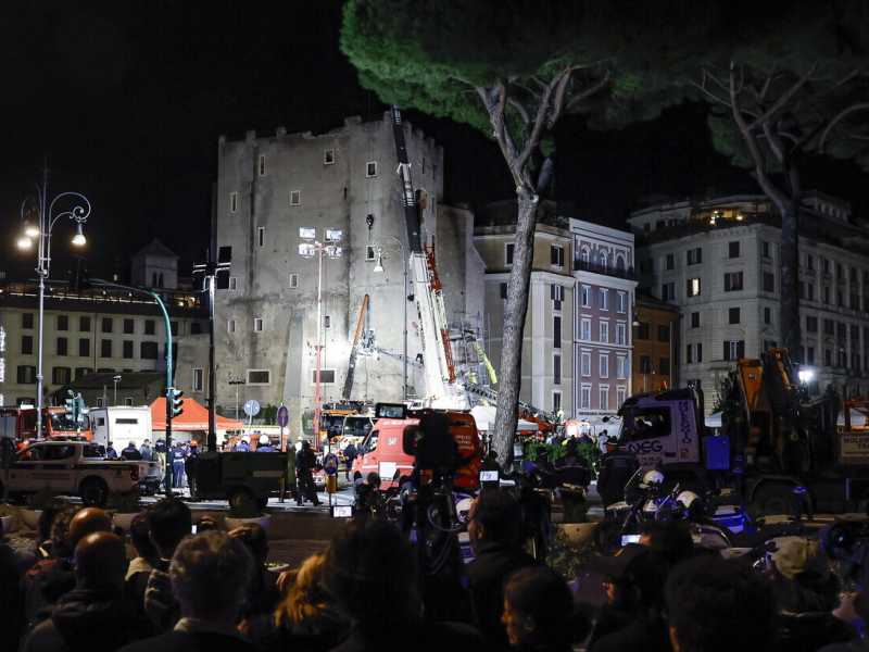 È morto l'operaio intrappolato sotto le macerie della Torrei dei Conti