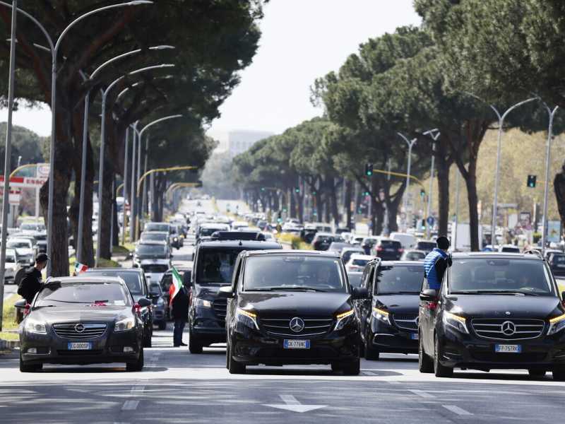 La protesta degli Ncc a Roma nel marzo del 2024 (foto LaPresse)