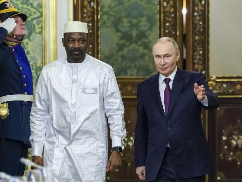 Il presidente del Mali Assimi Goita con l'omologo russo, Vladimir Putin, durante un incontro a Mosca lo scorso giugno (foto LaPresse)