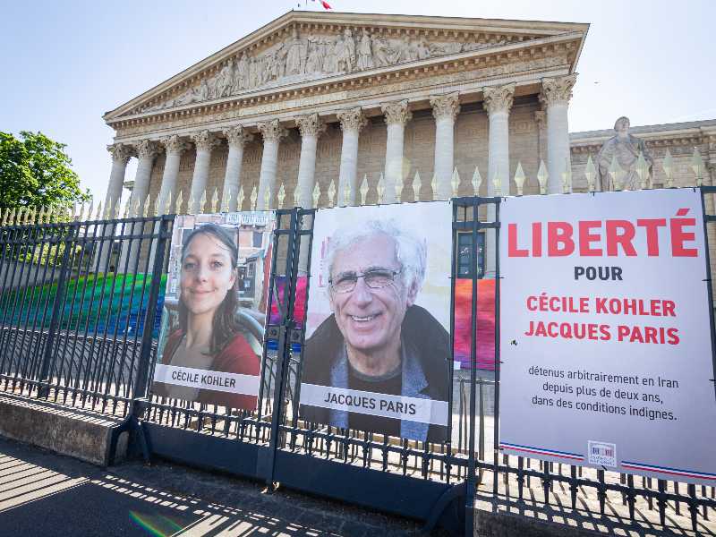 Le foto di Cecile Kohler e Jacques Paris davanti al Palais Bourbon di Parigi (Photo by Telmo Pinto/NurPhoto via Getty Images)