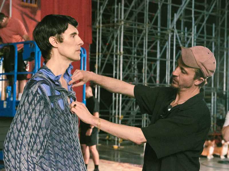 Glenn Martens, direttore creativo di Maison Margiela e Diesel, sul set della campagna per la linea limited edition che ha creato per H&amp;M