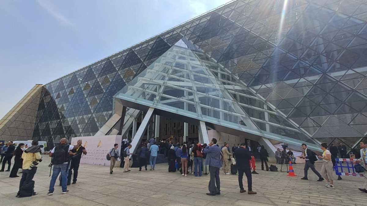 Immagine di Scusi, dov'è il Louvre? Ginnasio contro galere