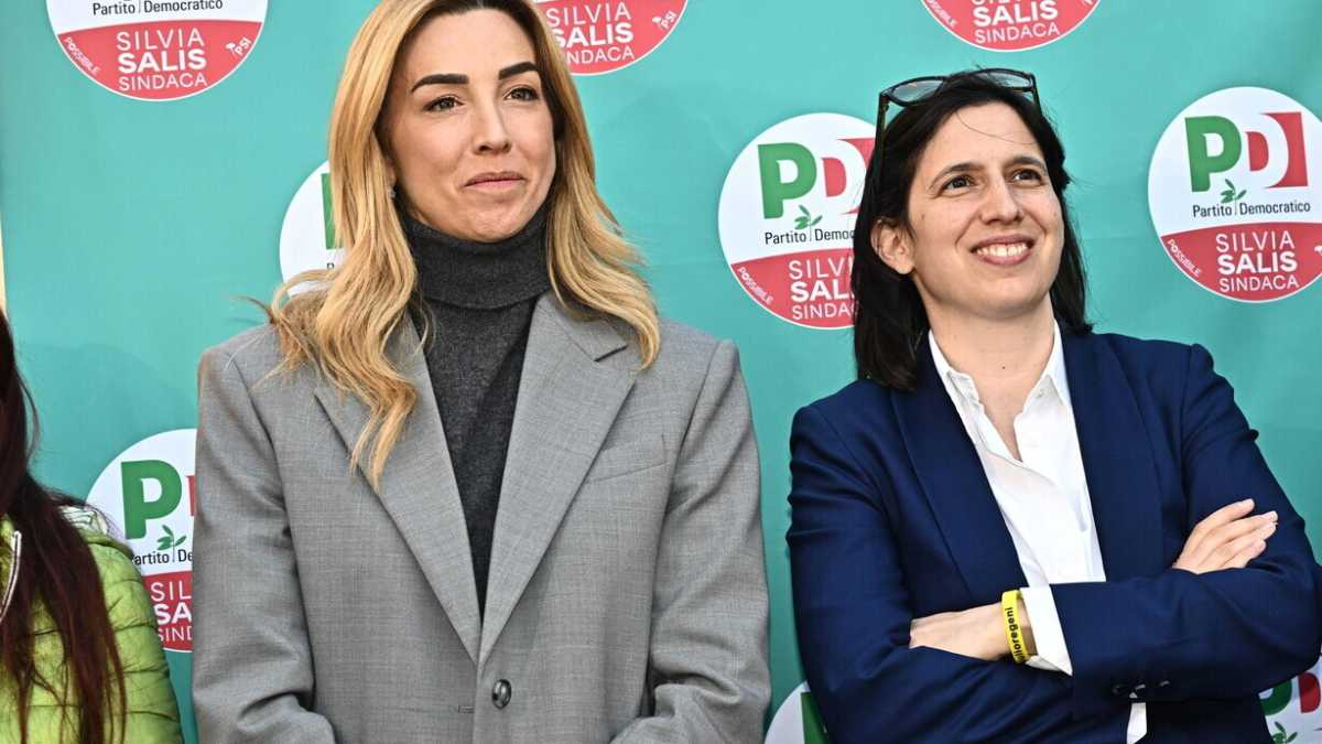 Immagine di Elly e Salis, dissimulazione onesta. La sindaca prepara un database elettorale, la segretaria teme