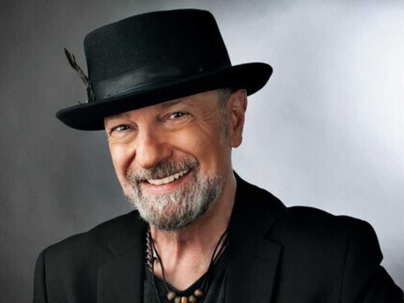 La rivoluzione analogica di Sergio Caputo: “Ho visto morire il disco, ma la musica è ancora viva”