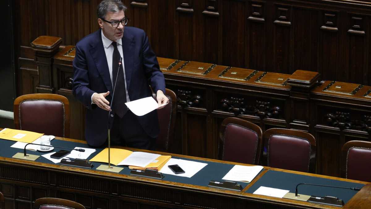 Immagine di Giorgetti difende la manovra: "Siamo nel giusto, massacrati da chi poteva farlo"