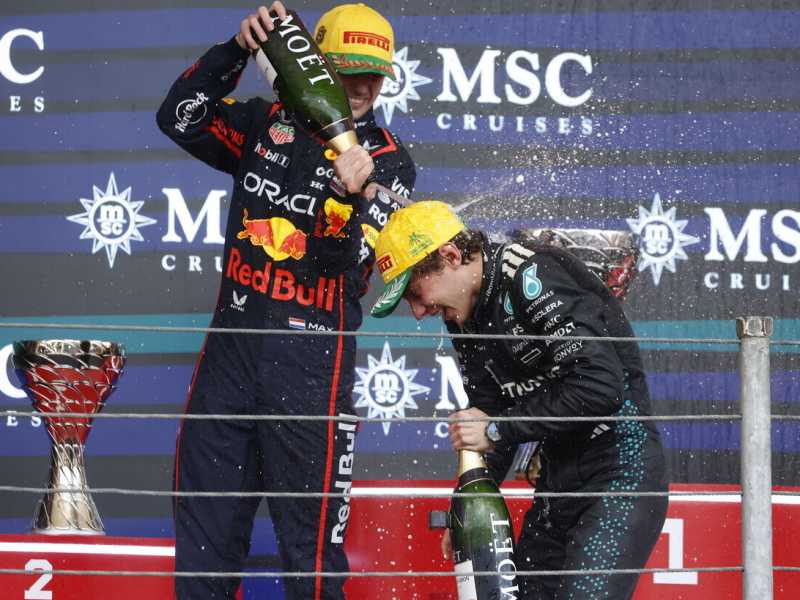 Kimi Antonelli sul podio del Gp del Brasile inondato di champagne da Max Verstappen (foto Epa via Ansa)
