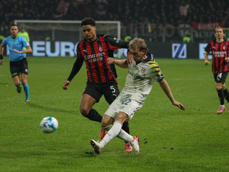 il centrocampista del Parma Oliver S&oslash;rensen durante Parma-Milan di sabato 8 novembre (foto Ansa)<br />&nbsp;<br />