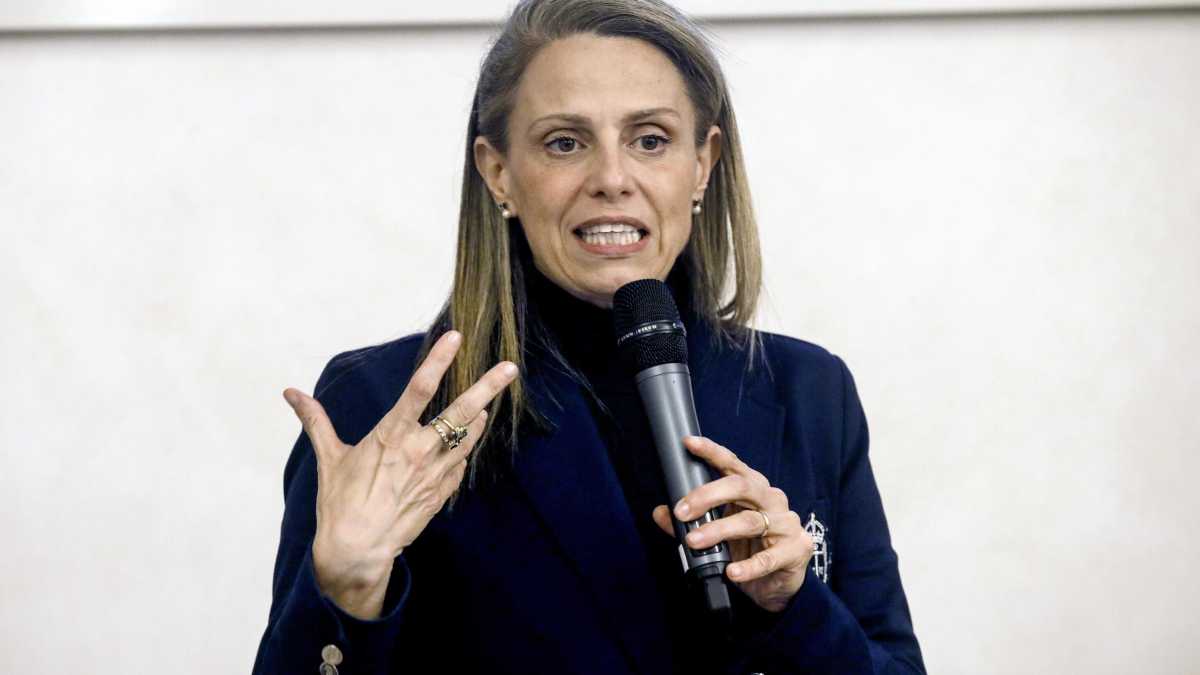 Immagine di Il Consiglio regionale l'ha sfiduciata, ma Picchi resta in giunta. Fontana: "Non ci sono elementi per la revoca"