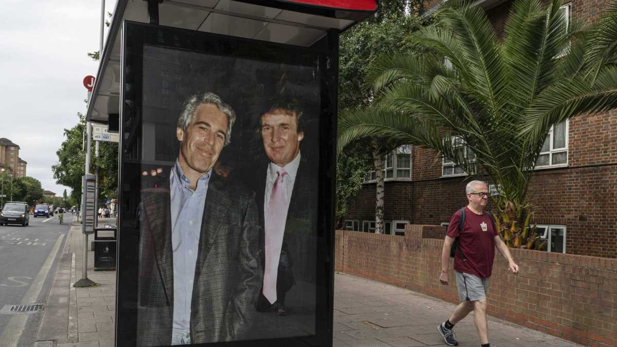 Immagine di Trump “sapeva delle ragazze”, scrisse Epstein. Cortocircuito nel mondo Maga