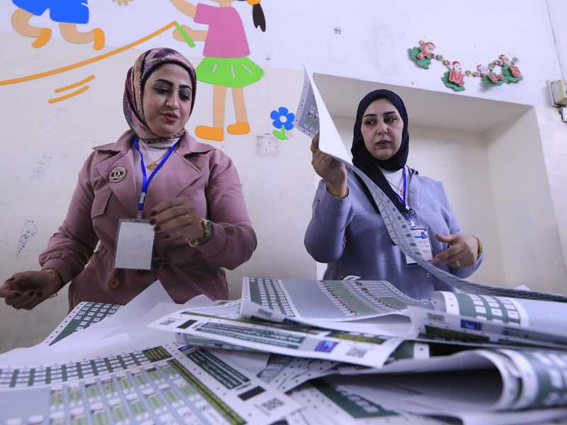 Le operazioni di spoglio dei voti in Iraq (foto Getty)