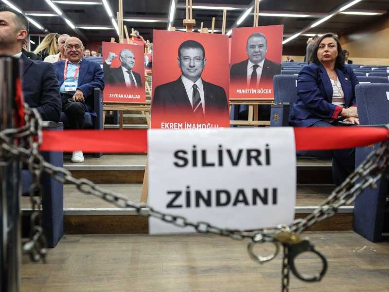 Congresso straordinario del CHP, il manifesto di Imamoglu e di altri sindaci incarcerati (Serdar Ozsoy/Getty Images)&nbsp;<br />