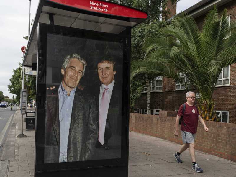 Trump “sapeva delle ragazze”, scrisse Epstein. Cortocircuito nel mondo Maga