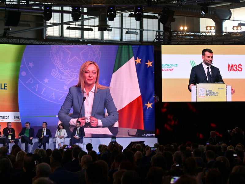 “Nessuno si arrenda al declino dei nostri borghi”, dice Giorgia Meloni all'Anci