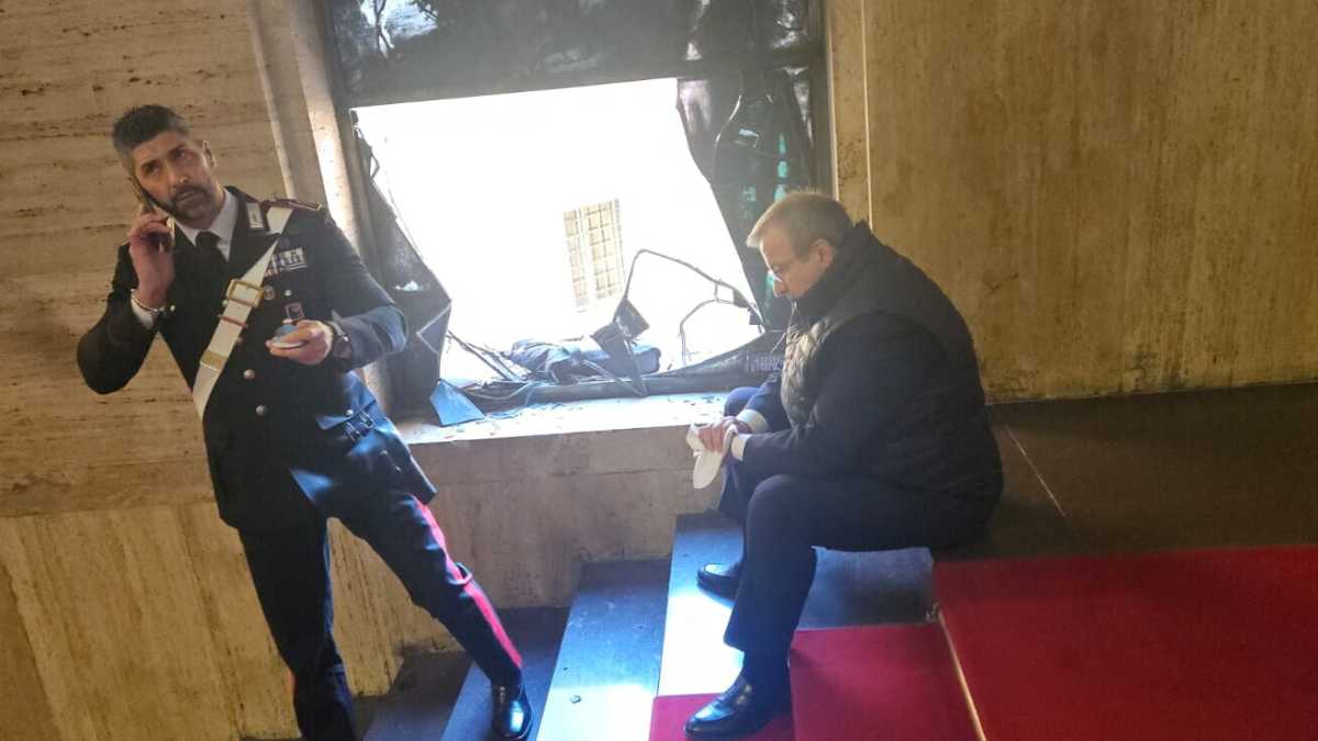 Immagine di L'assessore sardo cade dalle scale del ministero delle Imprese e rompe parte della vetrata di Sironi