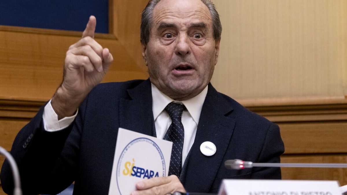 Immagine di Di Pietro unchained. L’ex pm, volto del comitato "SìSepara", difende il nuovo se stesso che ha cambiato idea