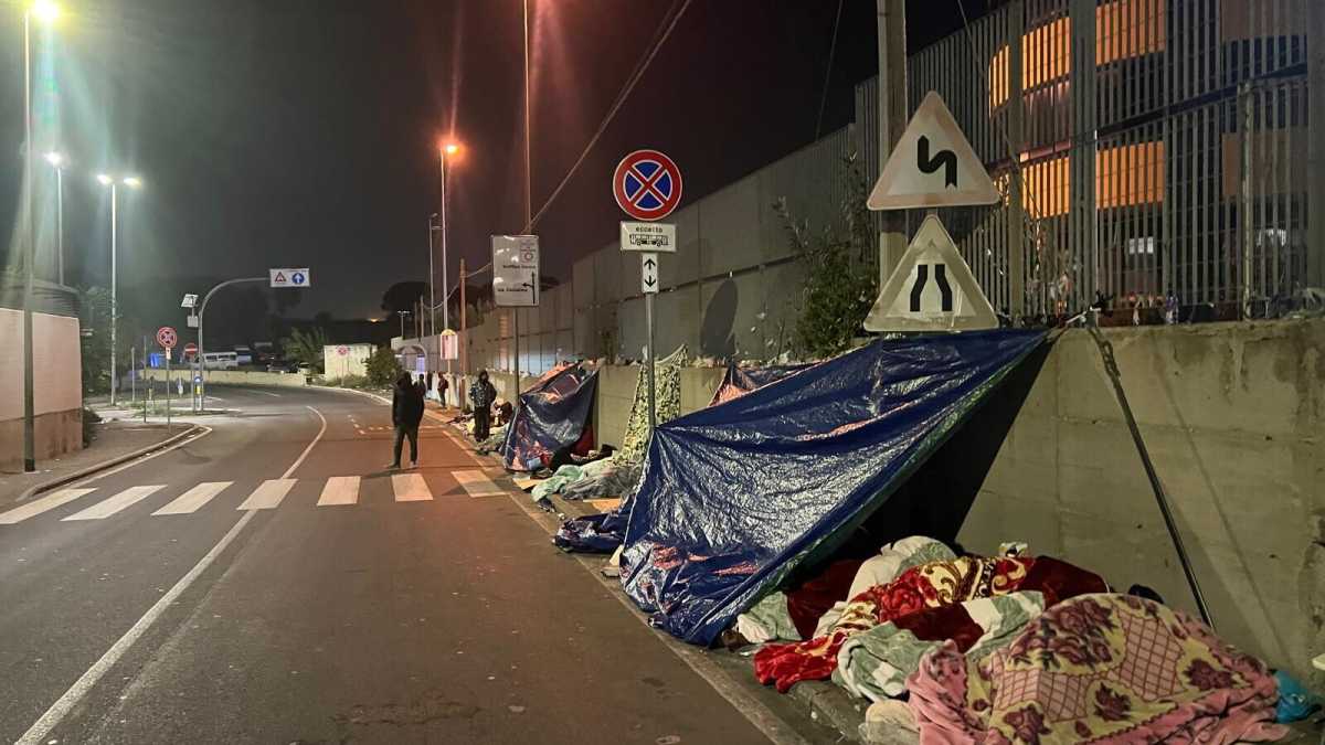 Immagine di Davanti alla questura in tenda, scene da terzo mondo per un permesso