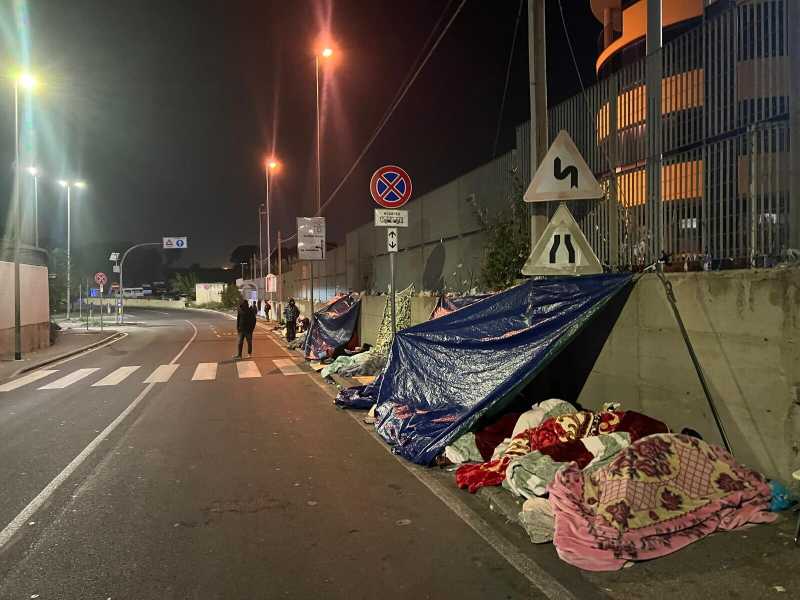 Davanti alla questura in tenda, scene da terzo mondo per un permesso