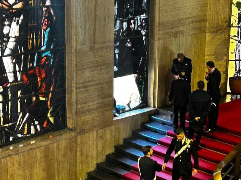 Una vetrata di meno. L'incidente al Mimit che ha distrutto una parte dell'opera di Mario Sironi
