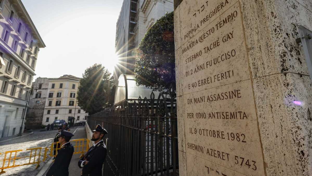 Immagine di Pertini e Lotta Continua ai funerali di Stefano Gaj Taché