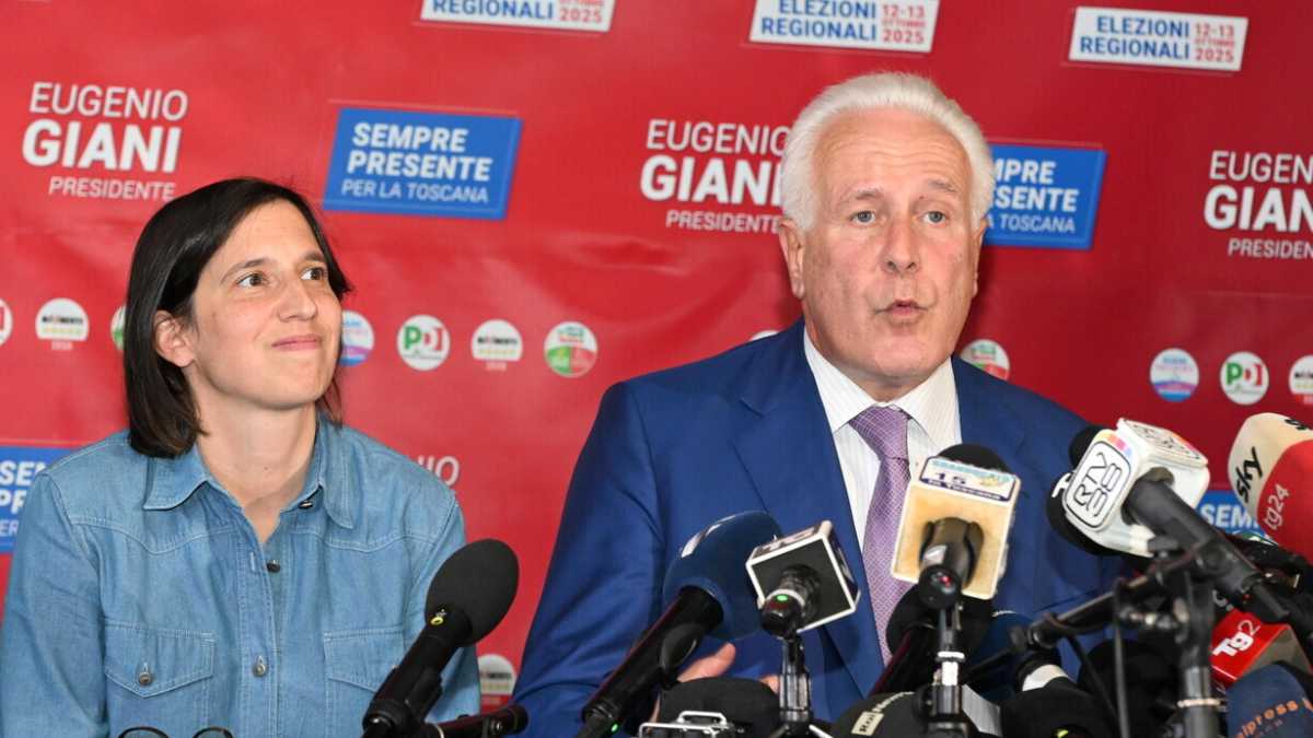 Immagine di Pd e 5s in Toscana litigano già: caos sull’aeroporto. Calenda: “Finirà male”