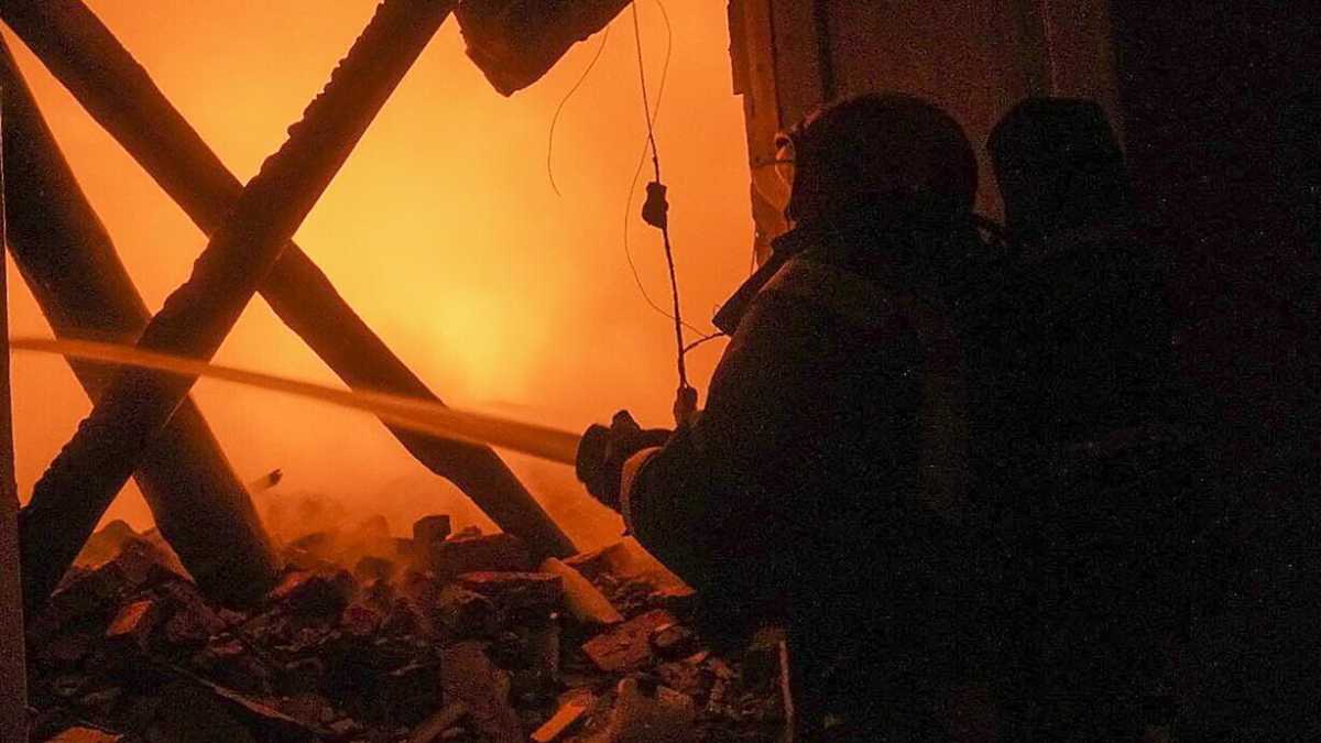 Immagine di Kyiv martellata dalle bombe, Zelensky colpito dalla propaganda