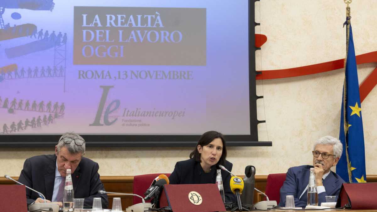 Immagine di Elly snob. Schlein arriva tardi all’evento con Landini e D’Alema. L’ex premier consiglia e striglia la sinistra